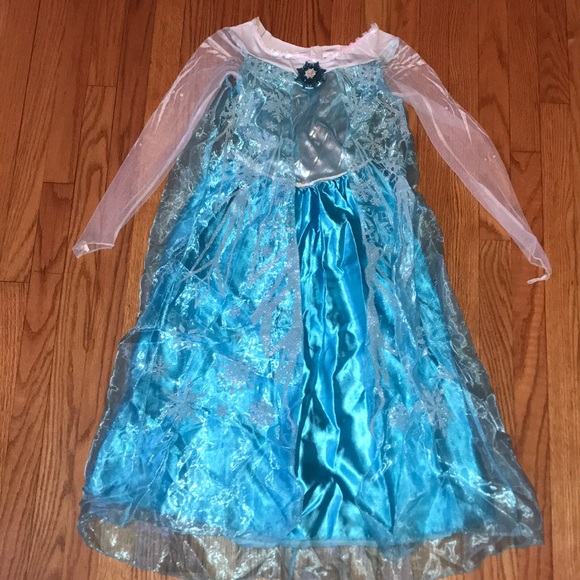 Disney’s Frozen Elsa Gown Costume. Size M (8/10)